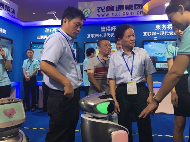 江西农业厅长程关怀现场了解三宝平台农业定制机器人