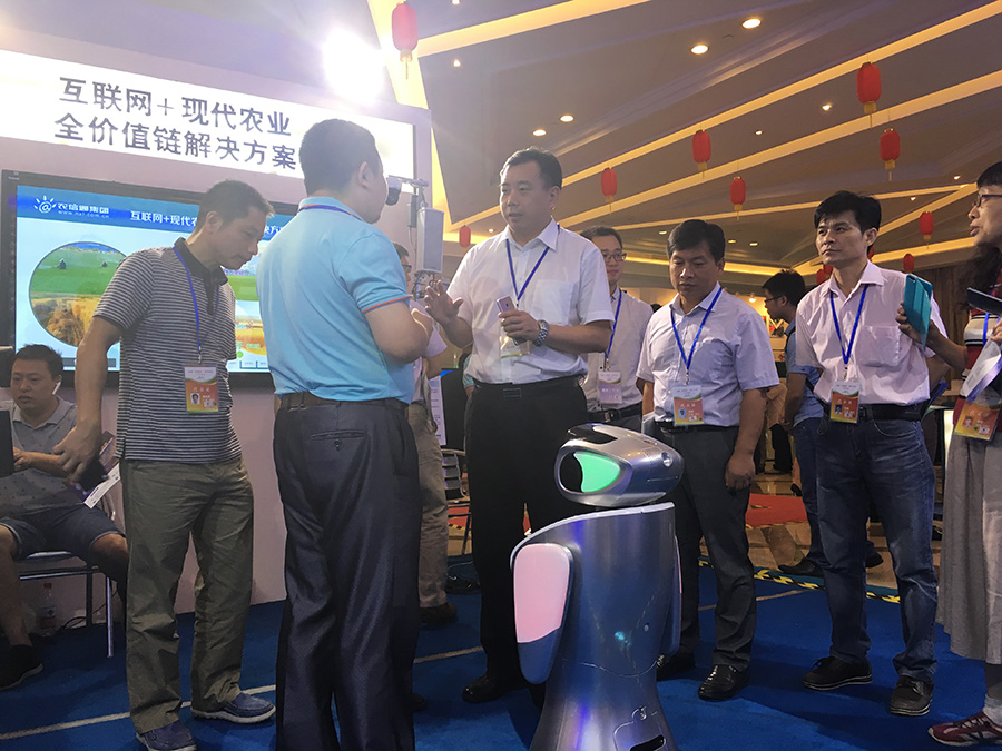 湖北农业厅副厅长焦泰文与三宝平台农业定制机器人互动
